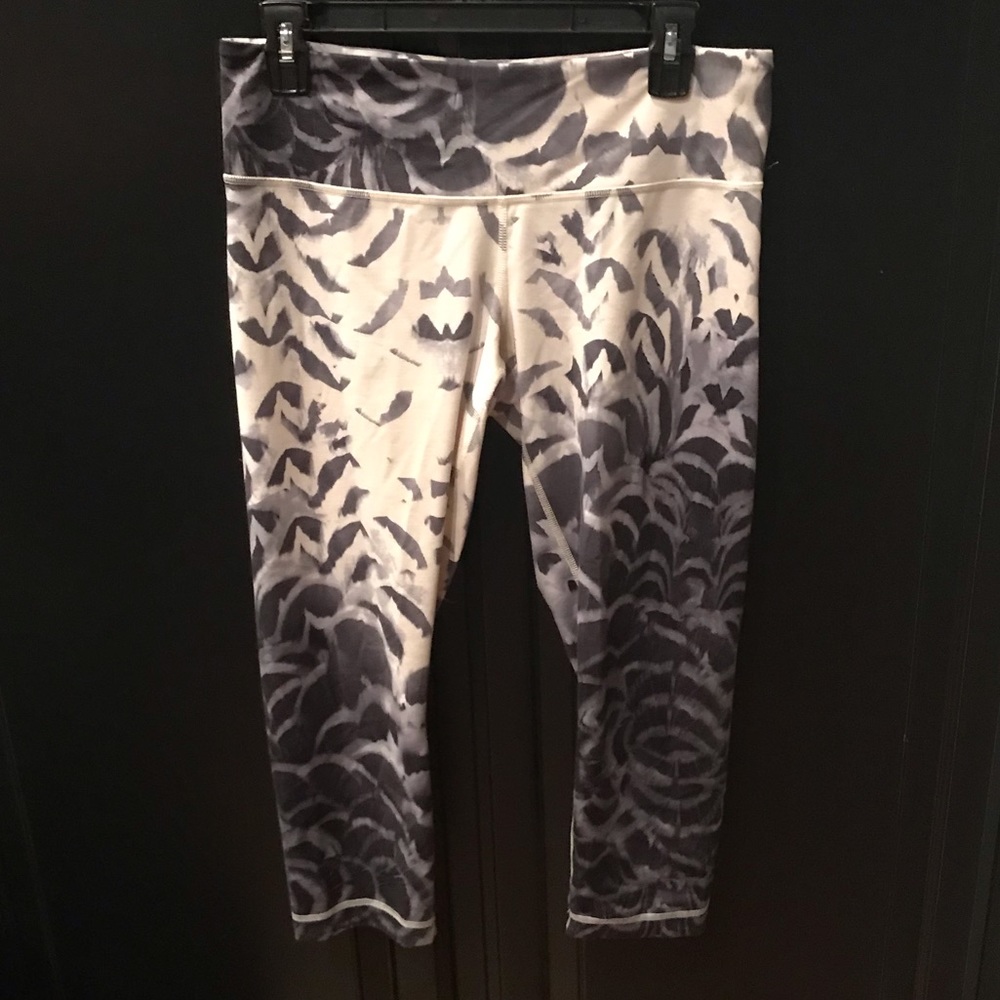 Lululemon Black, Gray & Off White Floral Cropped Leggings
